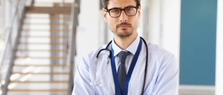 Retrato de un médico con estetoscopio.