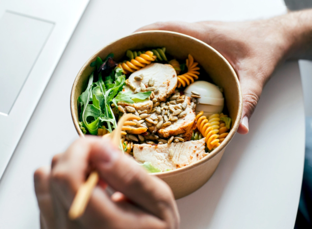 tazón de almuerzo rico en proteínas pollo rúcula pasta huevos semillas