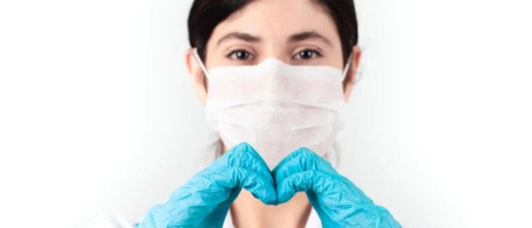 médico con mascarilla y bata azul de pie corporativa en el concepto de trabajo de la salud