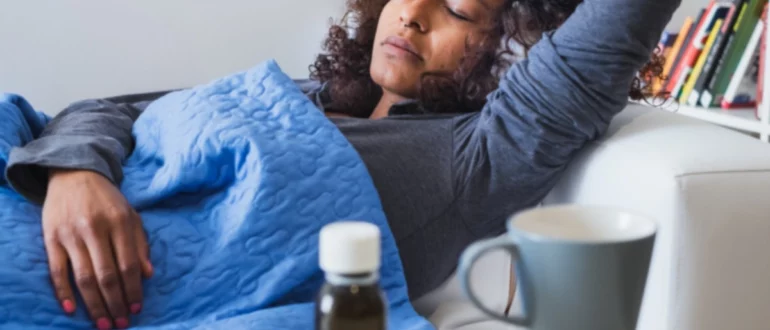 mujer que se siente mal y tiene síntomas de gripe estacional