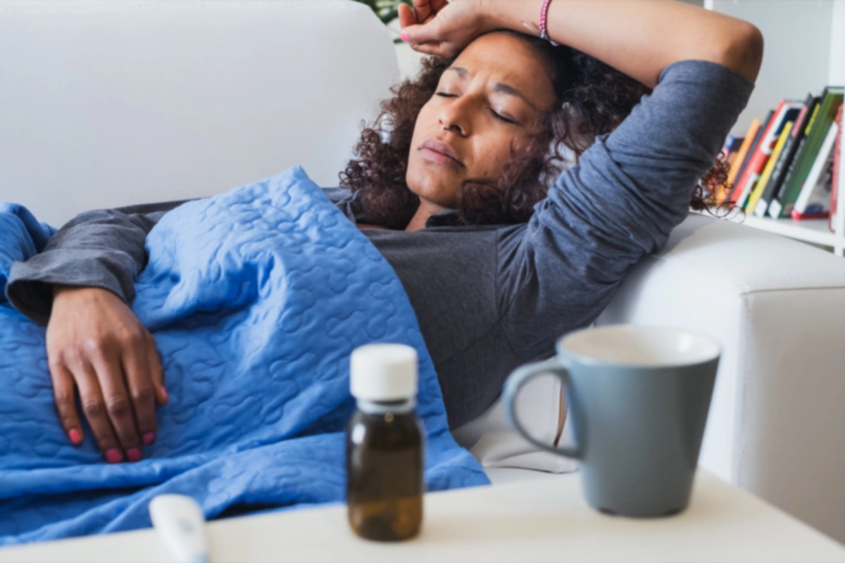 mujer que se siente mal y tiene síntomas de gripe estacional