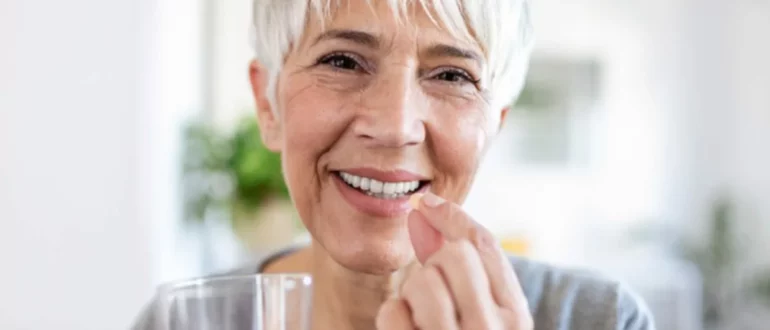 Cabeza,Retrato,Feliz,Mujer,Sostiene,Píldora,Vaso,De,Agua,vitaminas,suplementos