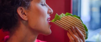 Joven,Mujer,Vestida,Con,Vestido,Rojo,Comiendo,Tacos,Mexicanos,Dentro