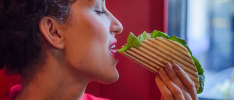 Joven,Mujer,Vestida,Con,Vestido,Rojo,Comiendo,Tacos,Mexicanos,Dentro