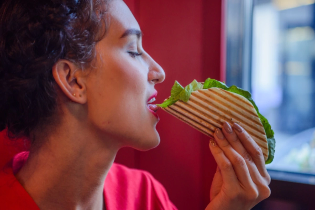 Joven,Mujer,Vestida,Con,Vestido,Rojo,Comiendo,Tacos,Mexicanos,Dentro